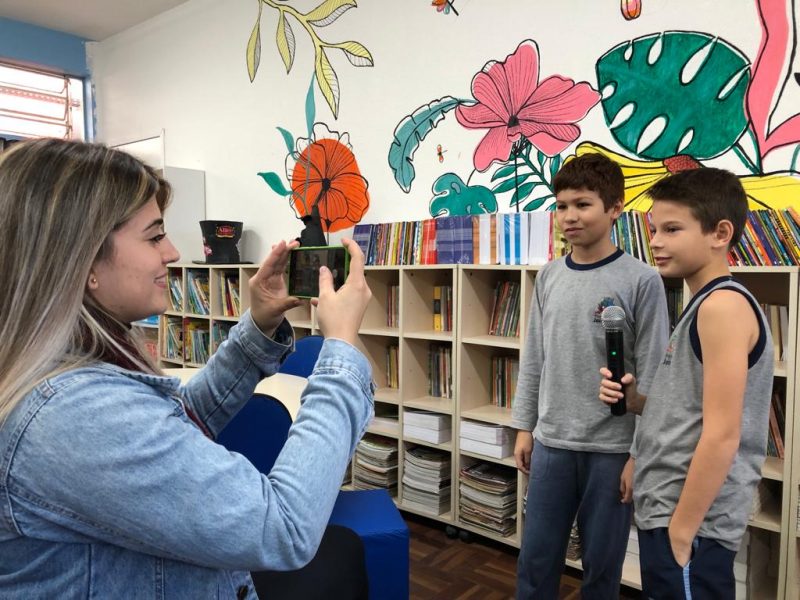 Os estudantes analisaram programas já existentes para aprender o que compõem um telejornal