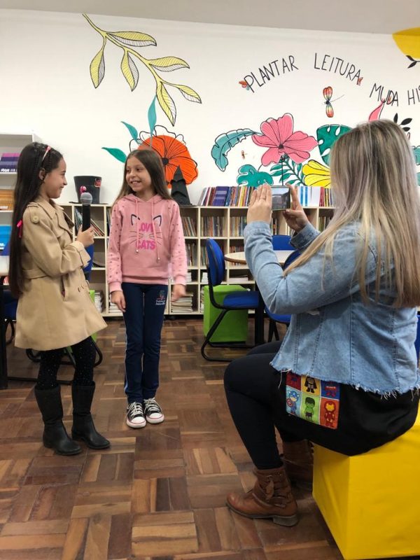 O telejornal produzido na escola também abordou o tema fake news