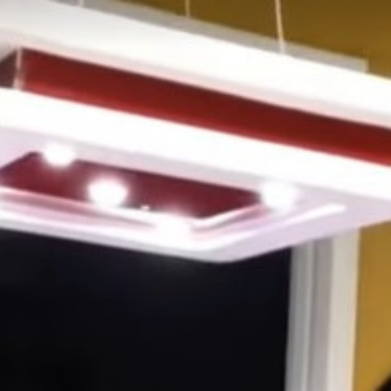 De uma forma simples e apenas alguns materiais, a cor do lustre de isopor fica a sua escolha 