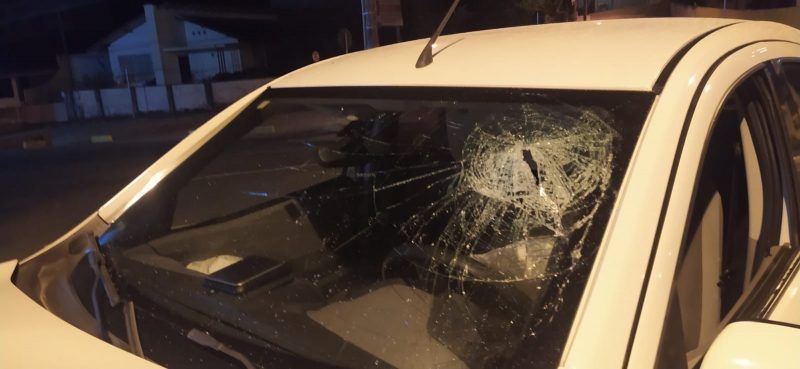 Motorista do carro não foi encontrado após acidente na madrugada de segunda-feira (4), segundo a Guarda Municipal de Trânsito - Foto: Imagem cedida/Portal Alexandre José/Divulgação/ND