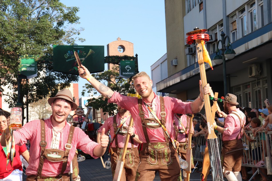 Entenda as regras para o uso de traje típico alemão na oktoberfest blumenau