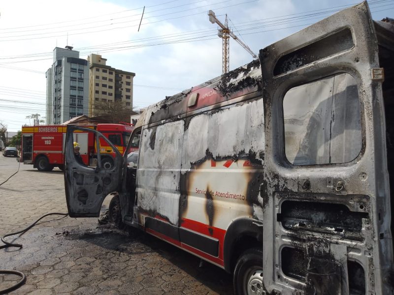 Ambulância estava no PA de Balneário Piçarras quando incêndio começou