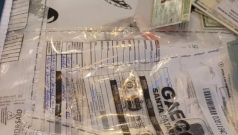 Material apreendido com casal de fac&ccedil;&atilde;o criminosa em Florian&oacute;polis – Foto: DIVULGA&Ccedil;&Atilde;O/MPSC/ND