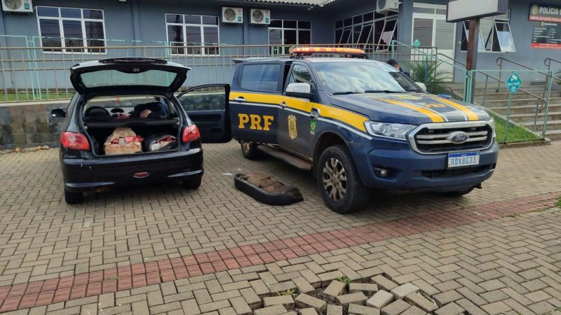 Suspeitos foram presos com 50 kg de maconha no porta-malas. – Foto: Geovan Petry/NDTV Chapec&oacute;