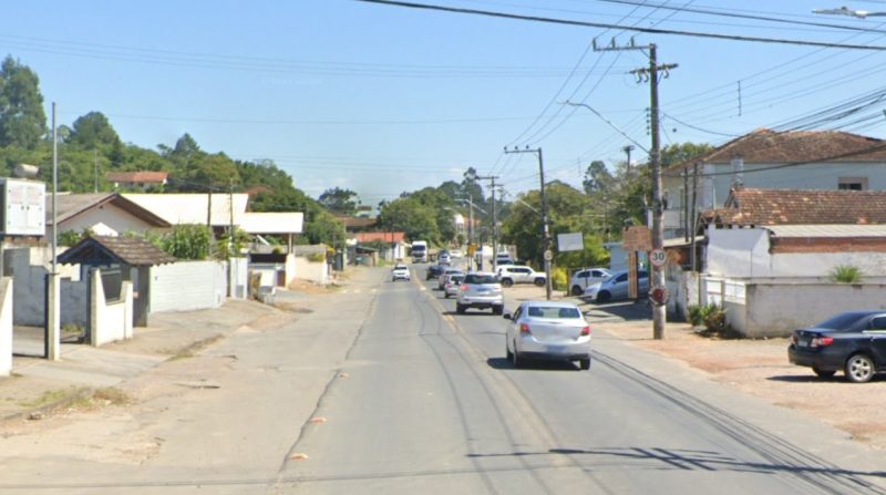 Taxista estava trancado no porta-malas do próprio carro quando foi salvo por policiais na madrugada desta quarta-feira (13) - Foto: Polícia Militar/Divulgação/ND
