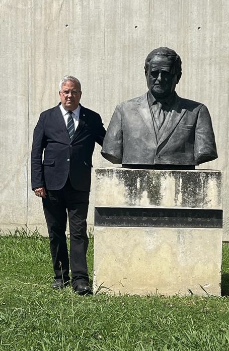 Procurador Gilberto posa ao lado do busto do Professor &Aacute;lvaro – Foto: Moacir Pereira