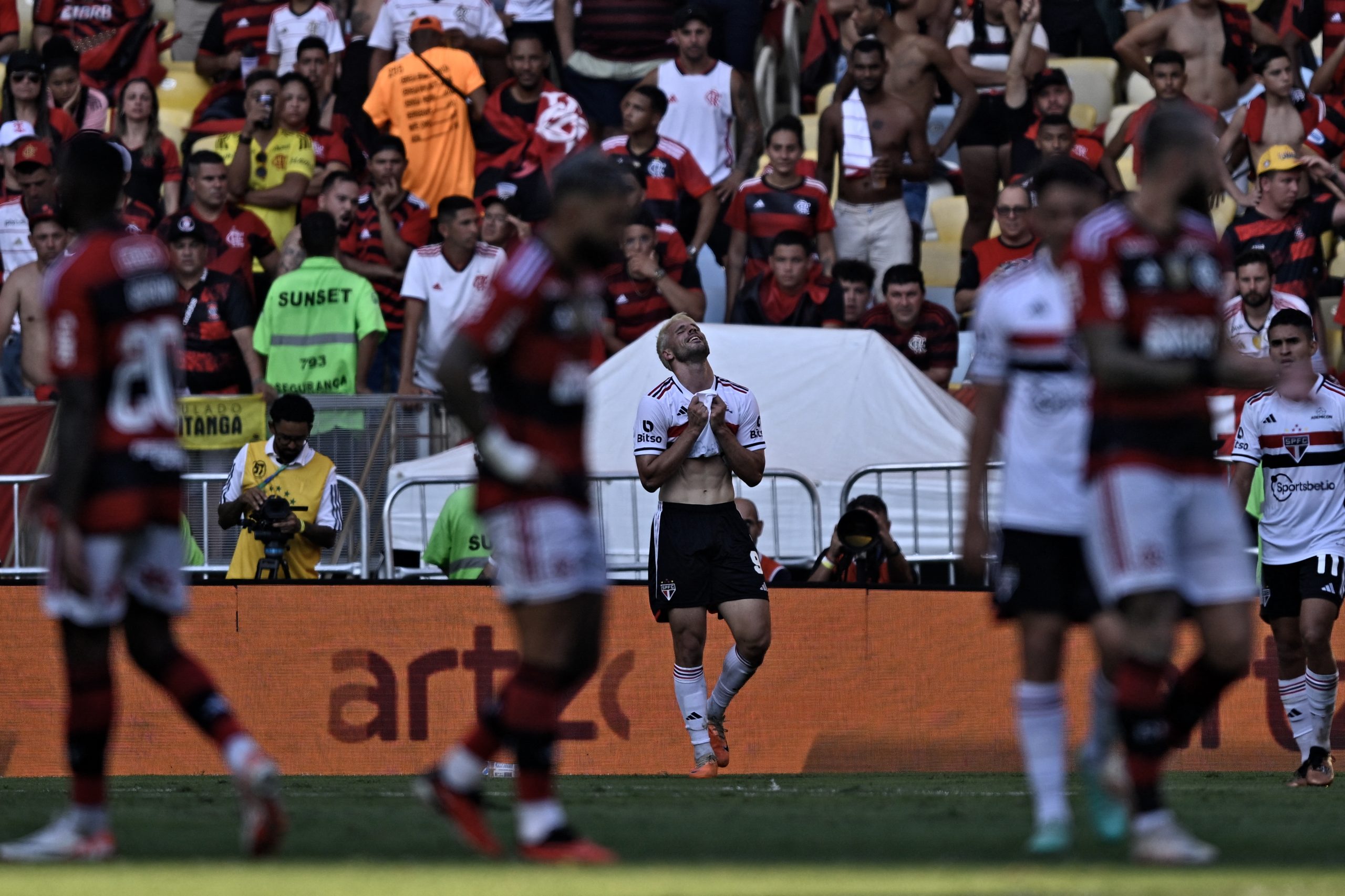 Flamengo e São Paulo tem maior renda da história do futebol brasileiro;  torcida vaia anúncio