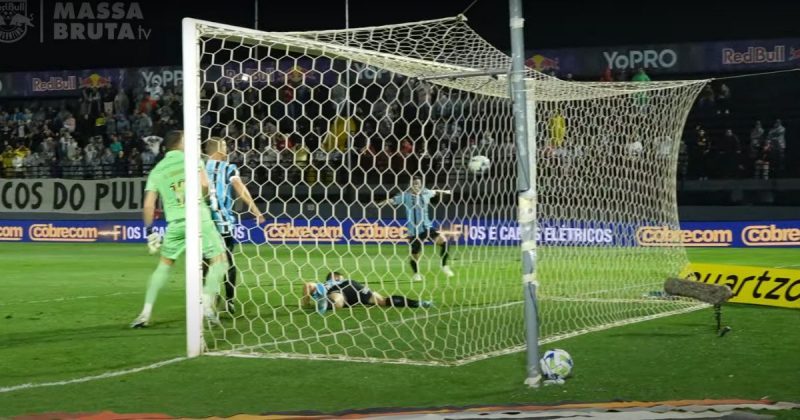 Jogador do Grêmio faz gol contra bizarro em jogo da Série A