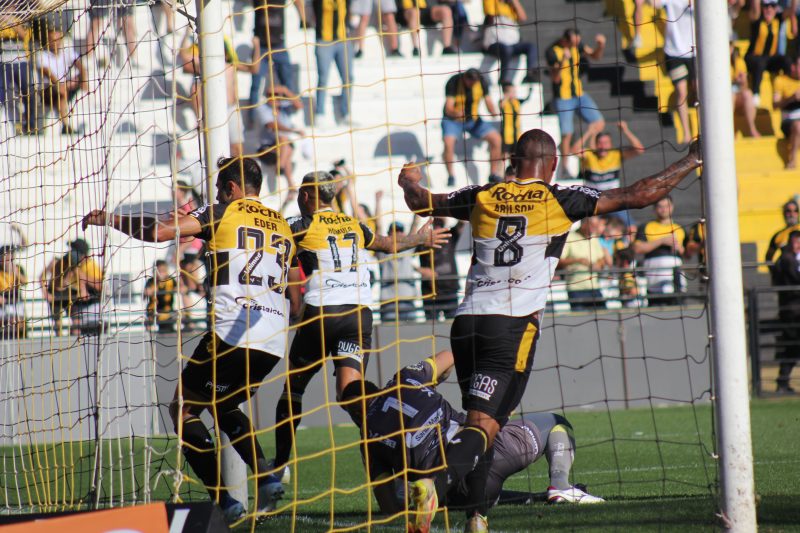 Tigre definiu o jogo na bola parada – Foto: Celso da Luz/Crici&uacute;ma E.C/ND