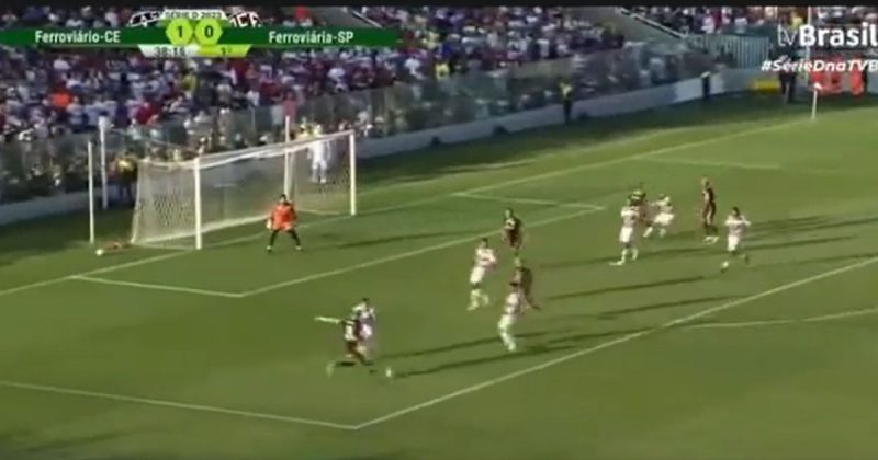 VÍDEO: Atacante acerta o ângulo em gol impressionante na final da