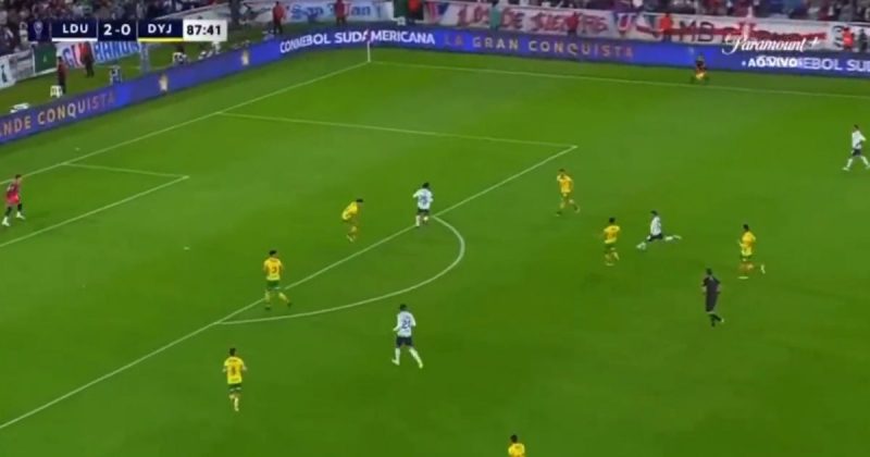 Meia da LDU faz golaço na semifinal da Sul-Americana