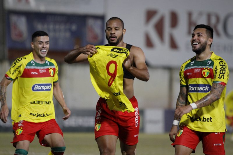 Olávio foi o autor de dois gols na virada incrível do Brusque sobre o Operário