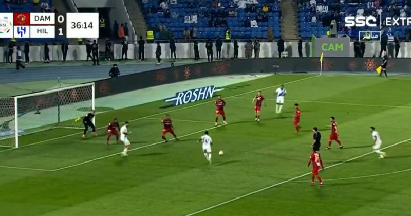 Neymar tenta finalizar e acaba acertando a defesa adversária