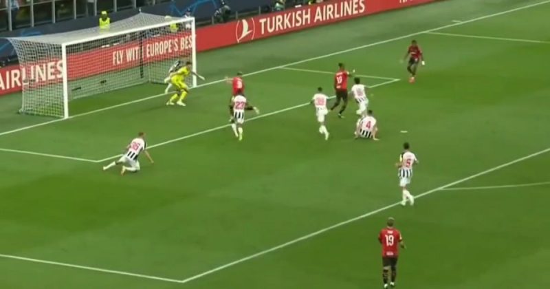 Atacante do Milan tenta finalizar de calcanhar, mas tropeça e perde gol feito
