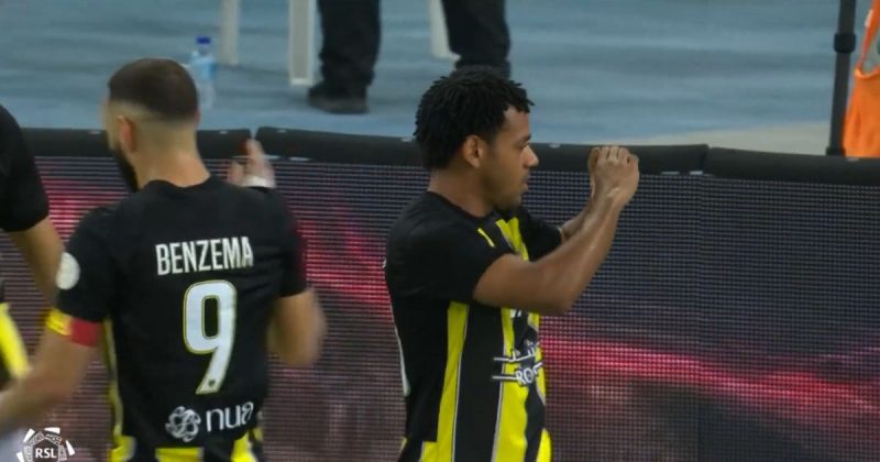 Brasileiro Romarinho comemora com Benzema o gol do Al-Ittihad