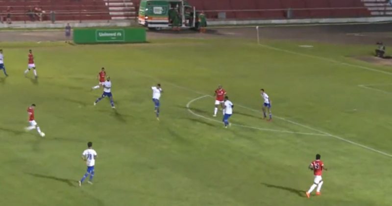 Zagueiro do Inter de Lages acerta tirambaço do meio da rua e faz golaço contra o Avaí