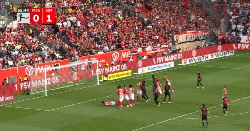 Cadê o goleiro? Jogador desaparece em cobrança de falta