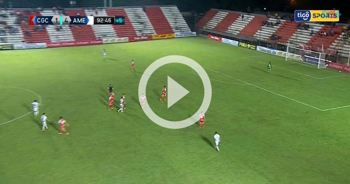 Goleiro Fica No Gol Durante a Partida De Futebol à Noite. Jogo De Futebol  Inglês Em Pequeno Estádio. Conceito De Esporte. Tiroteio Video Estoque -  Vídeo de objetivo, verde: 276774865