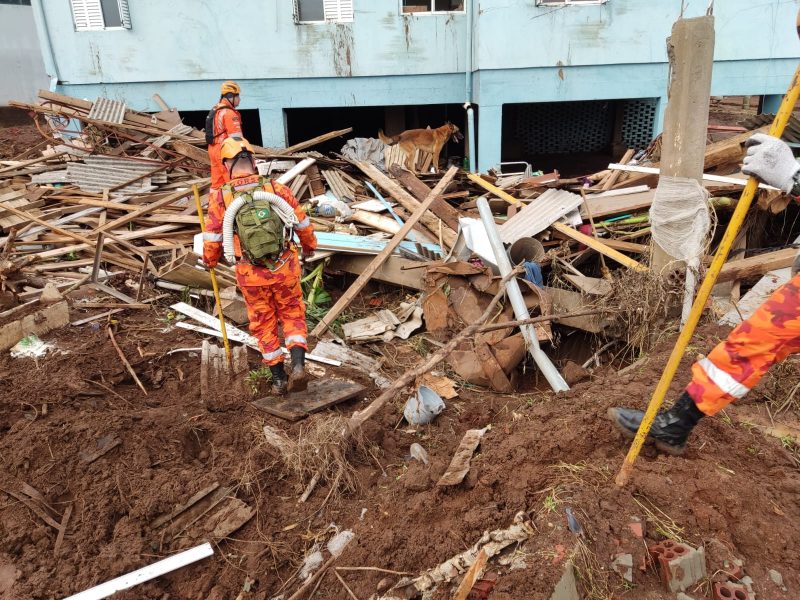 Volunt&aacute;rios do GORSC atuam nas buscas por desaparecidos no Rio Grande do Sul. – Foto: GORSC/Divulga&ccedil;&atilde;o/ND