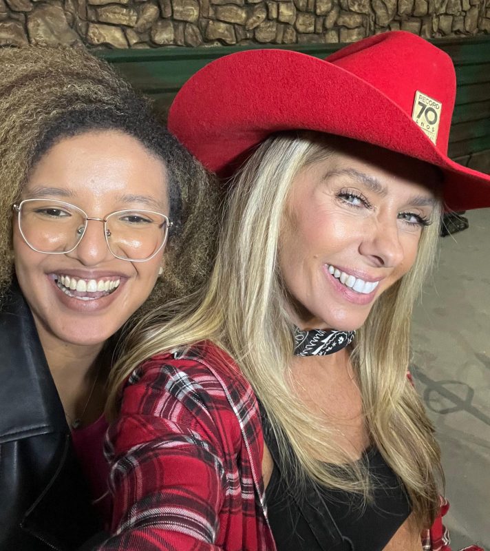 Grazi e a apresentadora de A Fazenda, Adriane Galisteu