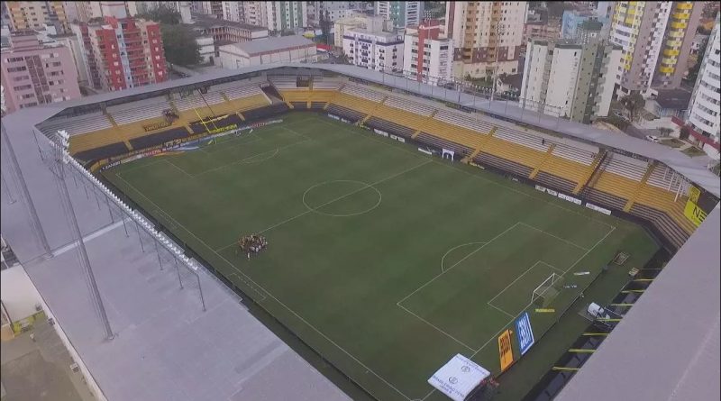 O est&aacute;dio Heriberto H&uuml;lse est&aacute; localizado na &aacute;rea central de Crici&uacute;ma. – Foto: Arquivo