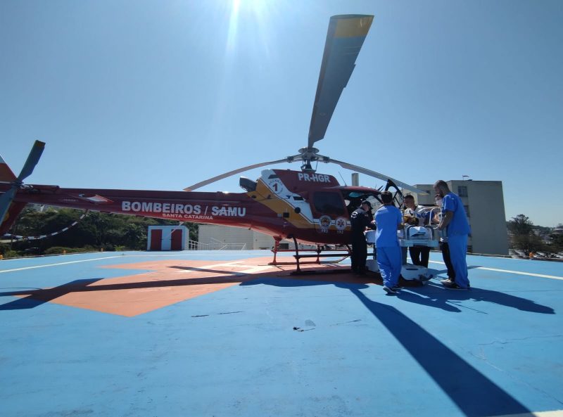 Homem morre e mulher fica em estado grave em acidente com cinco pessoas na BR-282