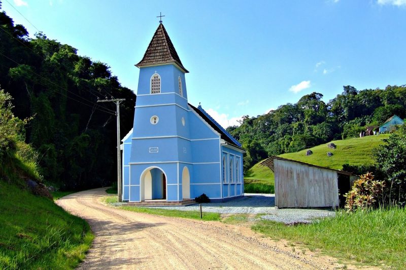 Foto mostra uma igreja azul