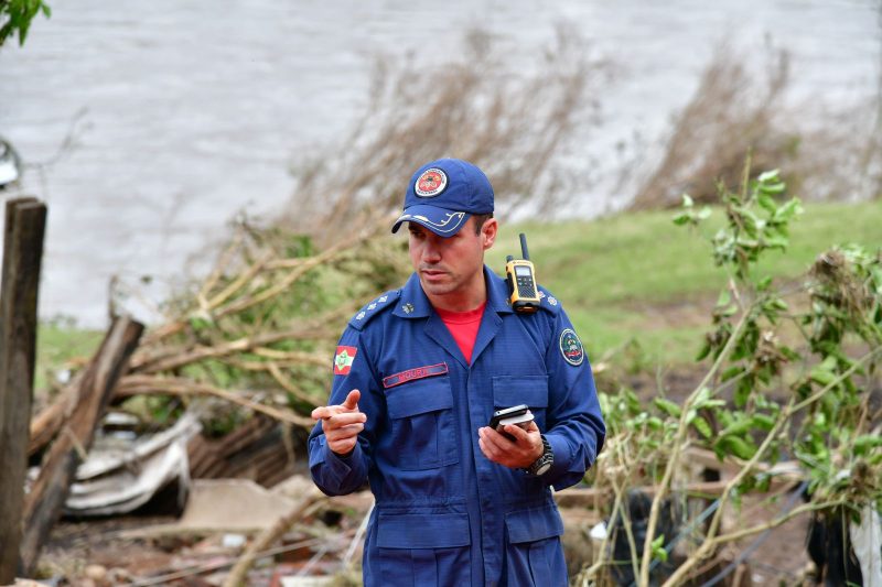 Bombeiro de Navegantes comanda tropa de apoio às vítimas no RS
