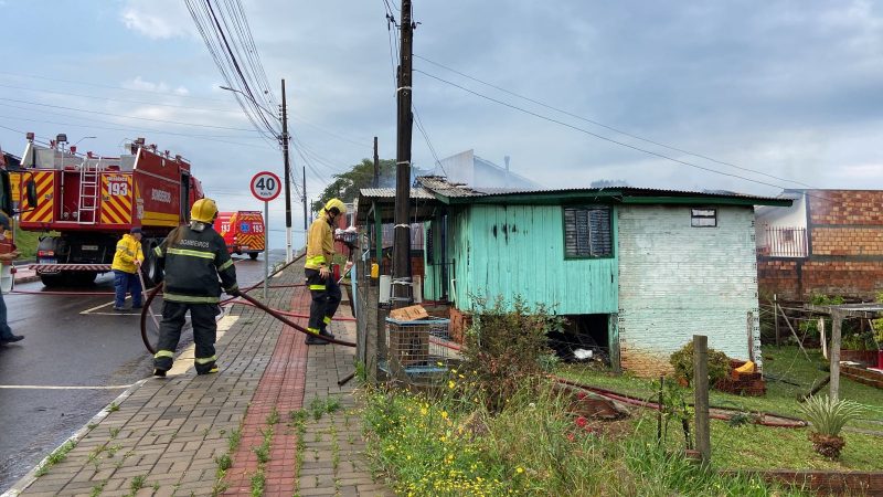 Imagem mostra casa destruída pelo fogo 