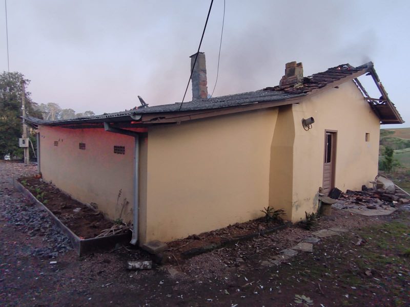 Casa &eacute; completamente destru&iacute;da por inc&ecirc;ndio e homem fica ferido no Alto Vale – Foto: Divulga&ccedil;&atilde;o/Reprodu&ccedil;&atilde;o/ND