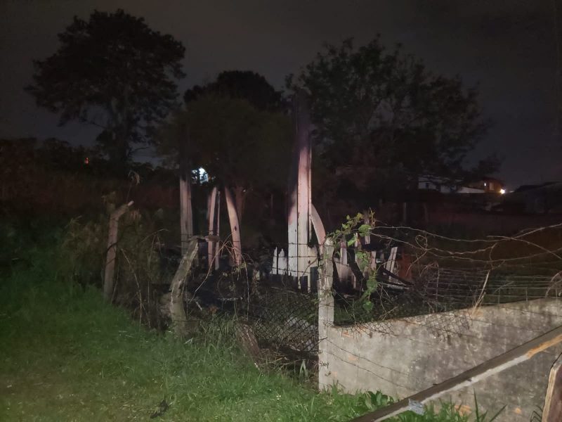 Estrutura era de madeira e possu&iacute;a nove metros quadrados. – Foto: Divulga&ccedil;&atilde;o/Corpo de Bombeiros/ND