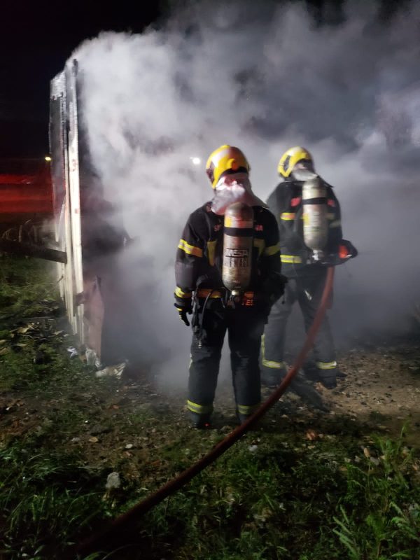 Foram utilizados 1,5 mil litros de &aacute;gua para extinguir as chamas. – Foto: Divulga&ccedil;&atilde;o/Corpo de Bombeiros/ND