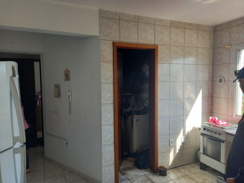 Chamas se concentraram em um c&ocirc;modo do apartamento. – Foto: Divulga&ccedil;&atilde;o/Corpo de Bombeiros/ND