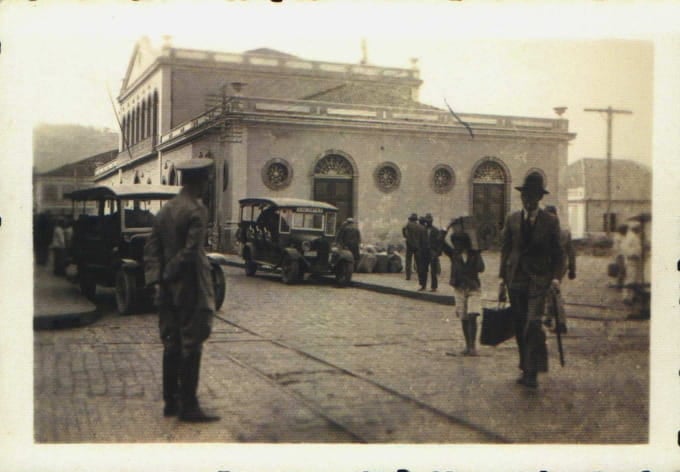 Imagens dos primeiros &ocirc;nibus que integraram o transporte coletivo de Florian&oacute;polis, no in&iacute;cio dos anos 1920 – Foto: Cole&ccedil;&atilde;o Berenhauser/Henrique/Reposit&oacute;rio UFSC/Acervo virtual APESC