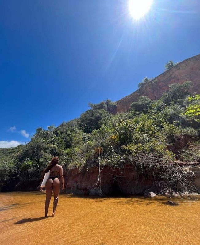 Iza apareceu curtindo as f&eacute;rias, em uma praia paradis&iacute;aca em Trancoso, na Bahia. – Foto: Instagram Iza /ND