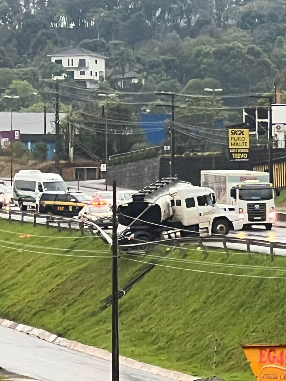 Em função do clima chuvoso, as autoridades de trânsito orientam que os motoristas sejam prudentes para evitar novos acidentes.  - Internet/Reprodução/ND