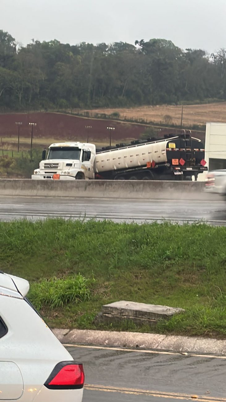 O motorista da carreta conversou com a equipe da NDTV e contou cobre o momento. - Internet/Reprodução/ND