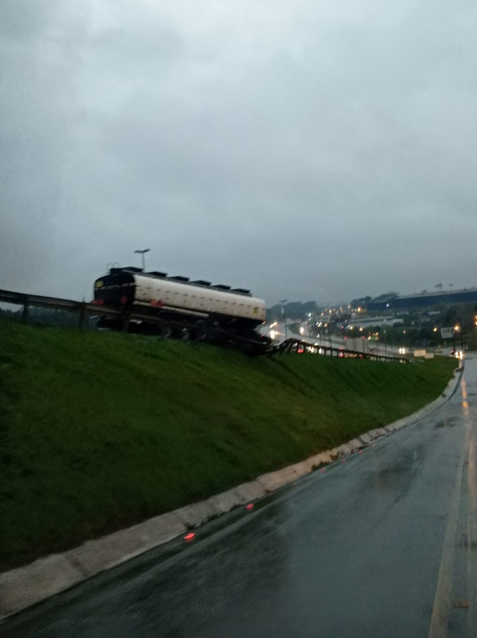 A PRF (Polícia Rodoviária Federal) foi acionada e controla o trânsito no local, por volta das 7h30 desta segunda-feira (4). - Internet/Reprodução/ND