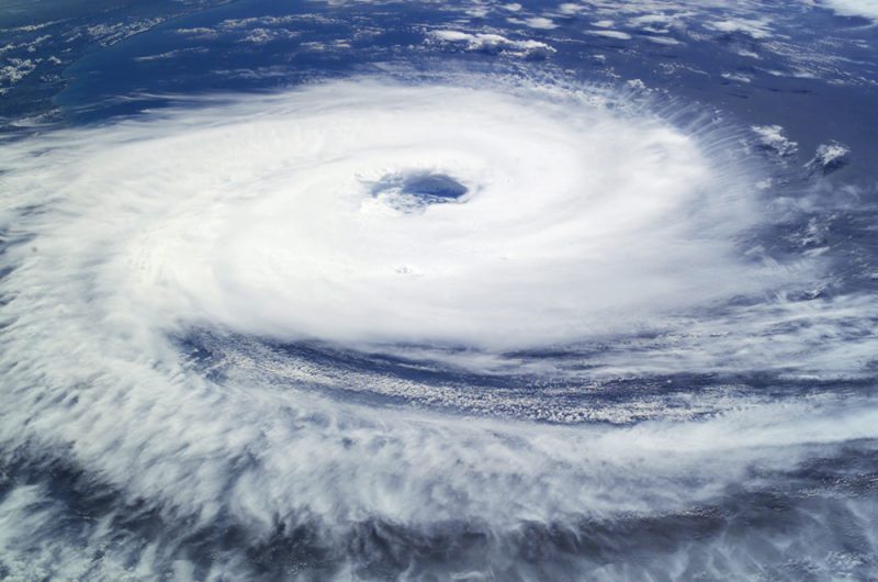 Imagem aérea de um ciclone se formando no planeta.