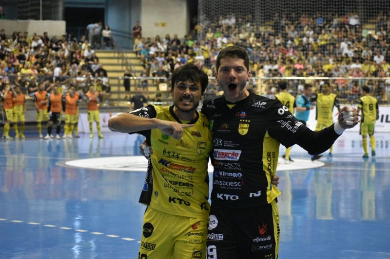Com dois de Neto, Jaraguá Futsal goleou o Taubaté na noite deste sábado (23)