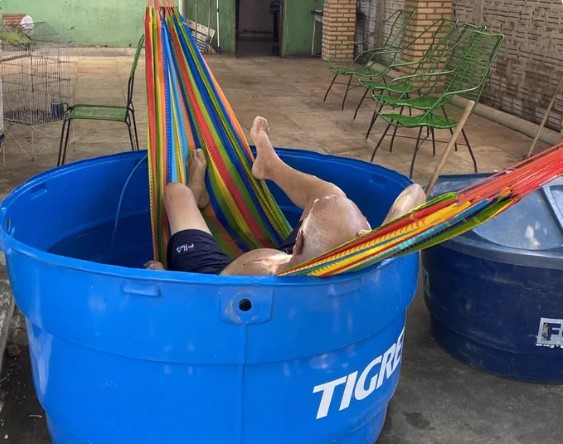 Idoso toma "medidas drásticas" contra o calor 