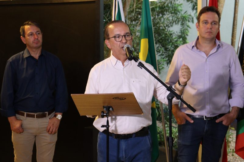 Quando esteve em Crici&uacute;ma, em fevereiro deste ano, o governador Jorginho Mello j&aacute; tinha ao seu lado o ent&atilde;o deputado federal Ricardo Guidi. – Foto: Arquivo ND