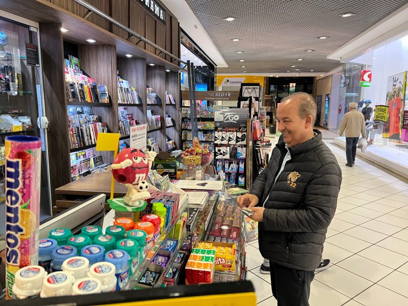 Governador Jorginho Mello, sem seguranças, no shopping da Capital – Foto: Moacir Pereira