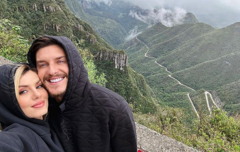 Camila Queiroz e Klebber Toledo, apresentadores de Casamento às Cegas, em viagem a trabalho na serra catarinense