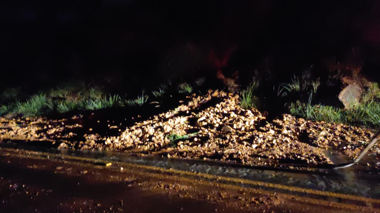 Queda de barreira na pista no km 397 da SC-110 em Urubici, na Serra catarinense. - PMRv/Divulgação/ND