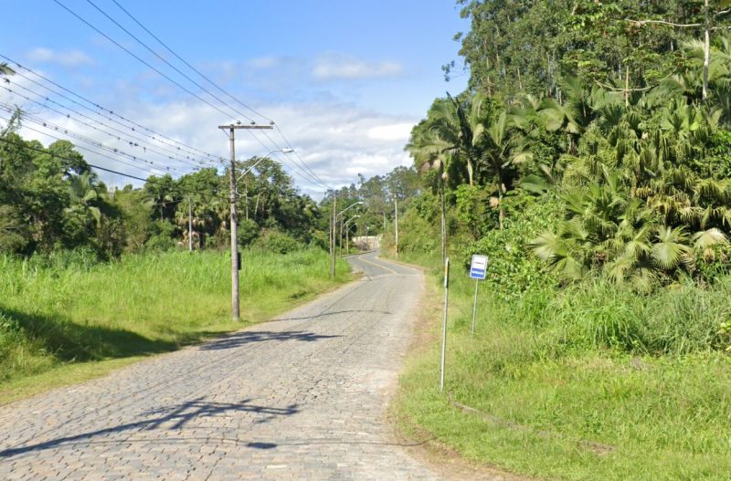 Segundo a Polícia Militar, alguns tiros puderam ser escutados na ligação de um morador ao 190 - Foto: Google Street View/Divulgação/ND