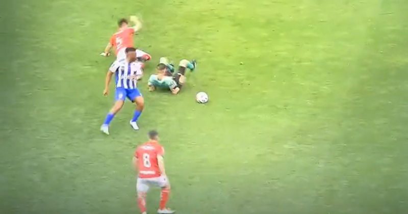 Jogador dá carrinho e acaba acertando o árbitro em jogo da Copa SC