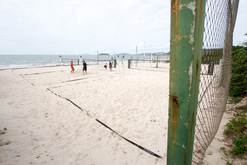 Ministério Público defende regularização de quadras esportivas em praia de Jurerê, em Florianópolis 