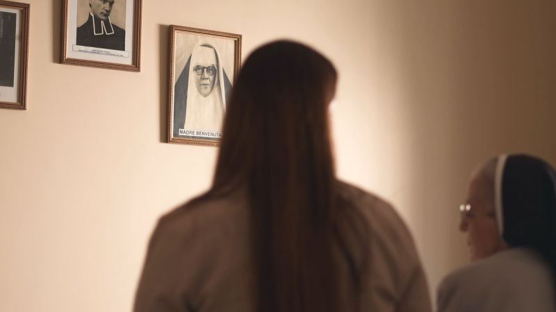 Jornalista Karina Koppe, ao lado da irmã Enedina Sachetique, observando quadro com foto da madre Benvenuta - Foto: Reprodução NDTV RecordTV/ND