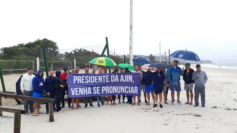 Debaixo de chuva, moradores de Jurer&ecirc; manifestam contra decis&atilde;o judicial que pede remo&ccedil;&atilde;o das quadras esportivas – instaladas desde 2009 – Foto: Valeska Loureiro/ND